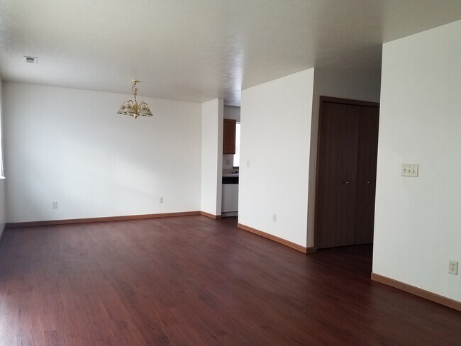 Building Photo - 221-D