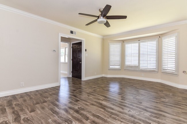 Foto del edificio - 6906 McLennan Ave