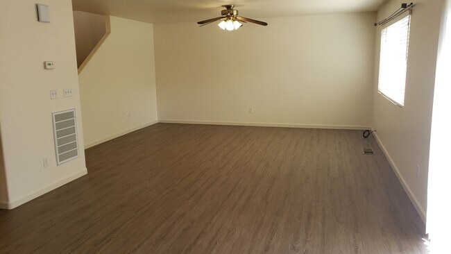 Foto del edificio - SPACIOUS 3 BED/2.5 BATH/2 CAR GAR/ A/C / 1580 SQ FT HOME IS MOVE IN READY