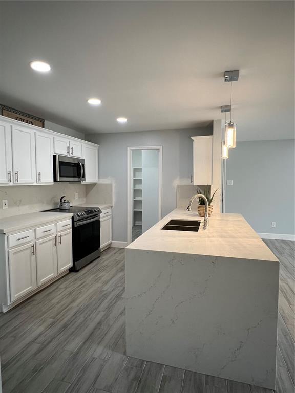 Building Photo - 8051 Bay Branch Dr