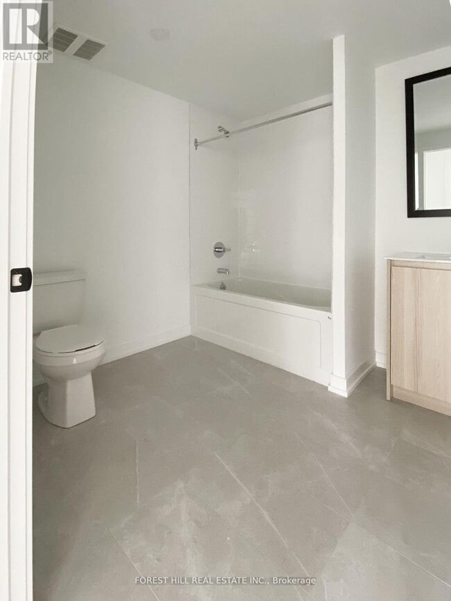 Building Photo - 2000 Bathurst St