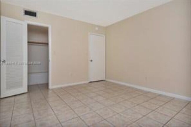 Foto del edificio - 2101 NE 68th St