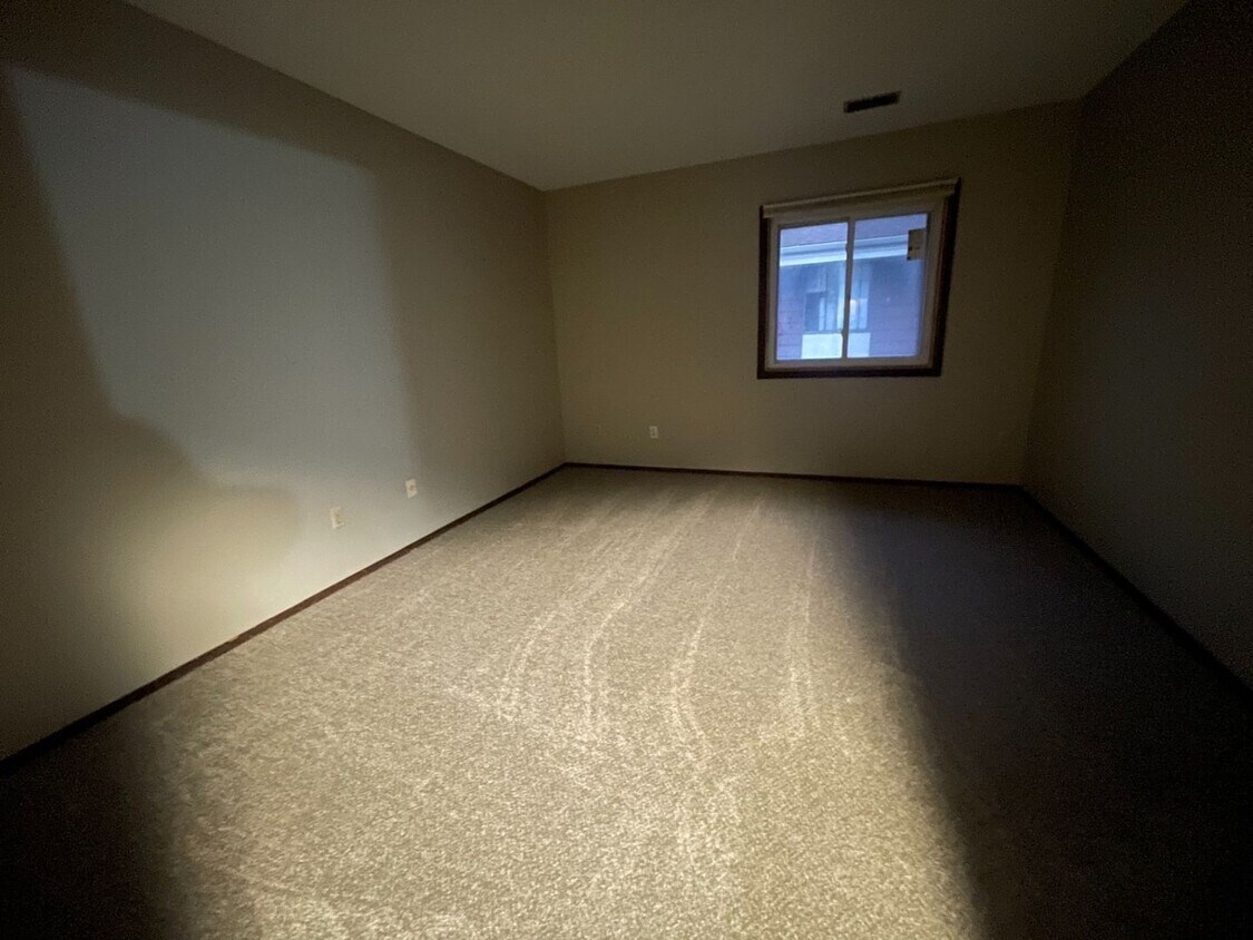 Building Photo - 2 Bedroom Condo