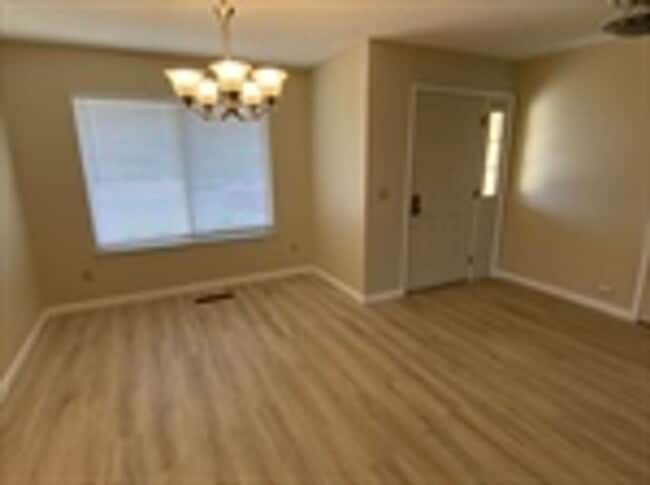 Foto del edificio - 8835 Hood Mountain Cir