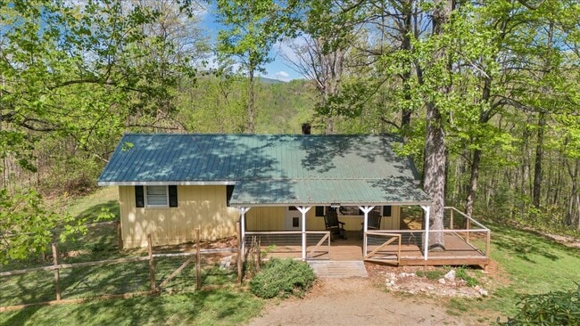 Building Photo - 1004 Rock Castle Ln SE