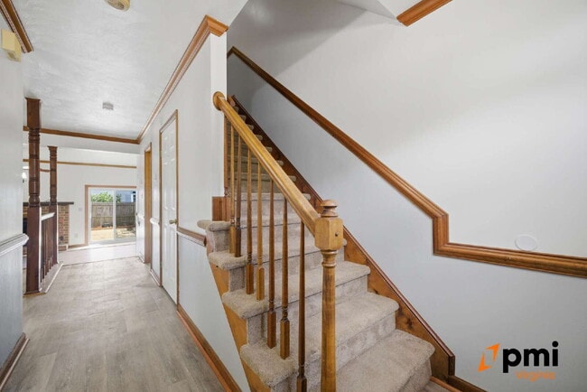 Building Photo - UPDATED 3 BEDROOM 2.5 BATH, FENCED YARD PETS ALLOWED