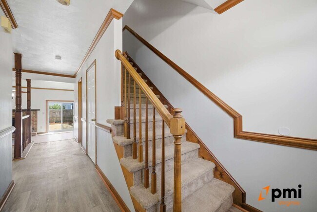 Foto del edificio - UPDATED 3 BEDROOM 2.5 BATH, FENCED YARD PETS ALLOWED