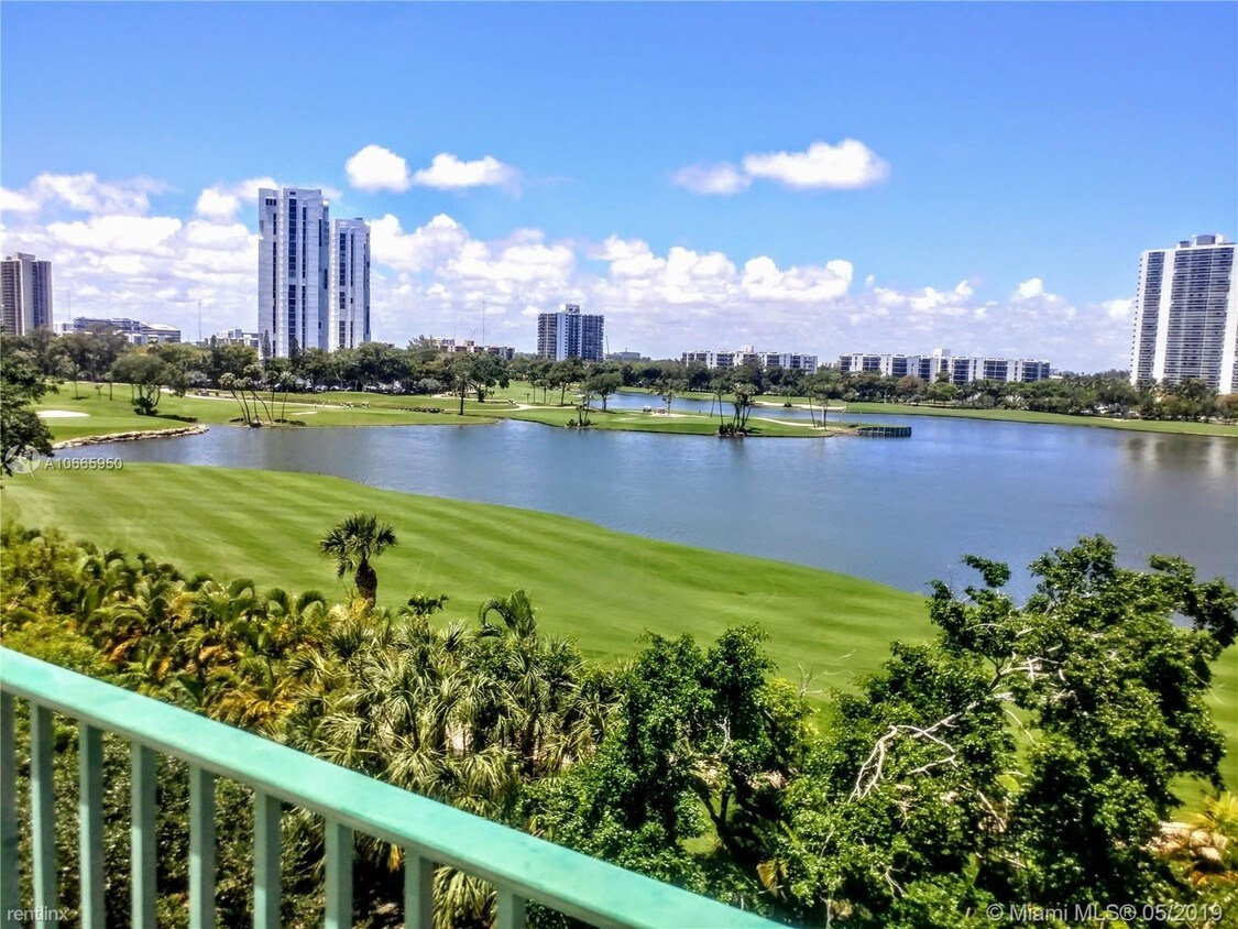 Primary Photo - 19900 W Country Club Dr