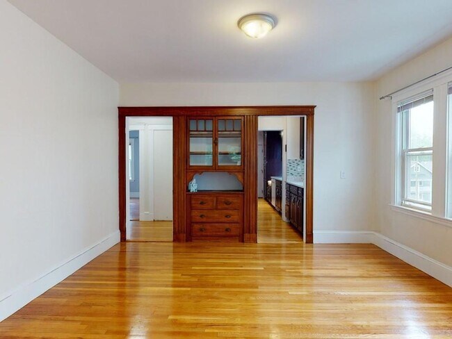 Foto del edificio - WOW!!! RENOVATED BRIGHTON CENTER 4 BED/2 BATH W/PARKING AVAIL 9/1
