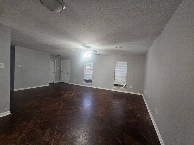 Foto del edificio - 4530 Graham Dr