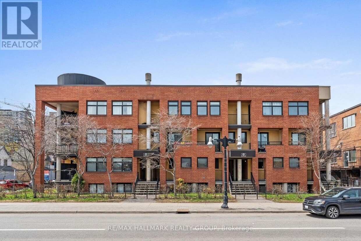 Primary Photo - 270 King Edward Ave