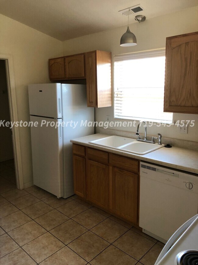 Foto del edificio - Beautifully Maintained Home in Pueblo West 3 Bed/2 Bath/2 Car Garage $2000/$2000
