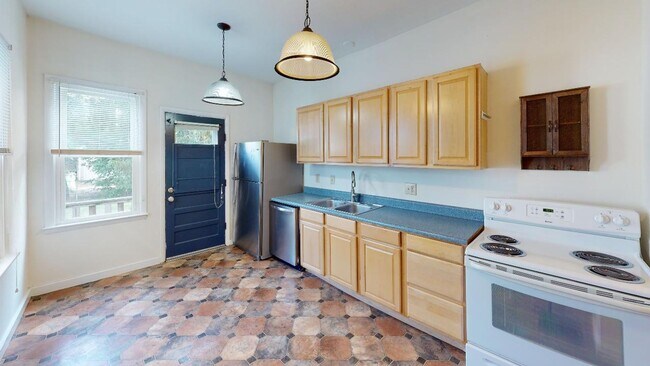Foto del edificio - 3 BEDROOMS + 2 FULL BATHS + 2 FREE Off-Str...
