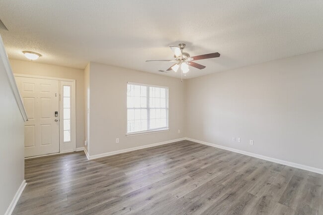 Foto del edificio - 6032 Patricia Ryan Dr