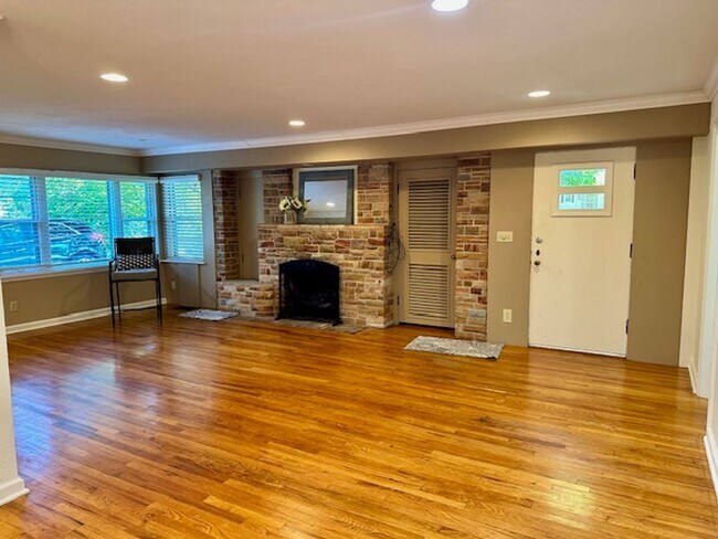 Building Photo - Exquisite 3BR, 2BA Don Russell-built home ...