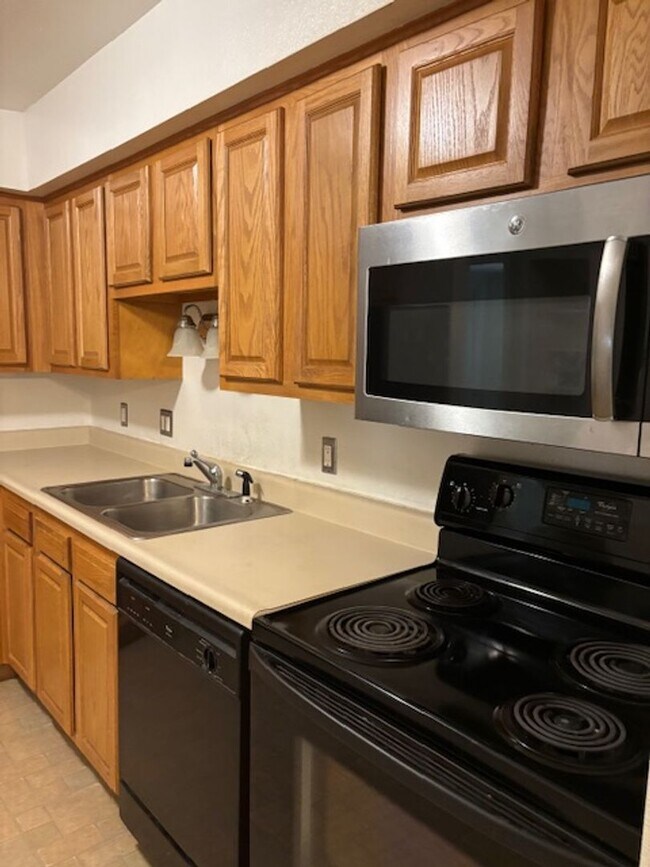 Foto del edificio - 2 BEDROOM/2 BATH CONDO FOR LEASE IN NORTHVILLE