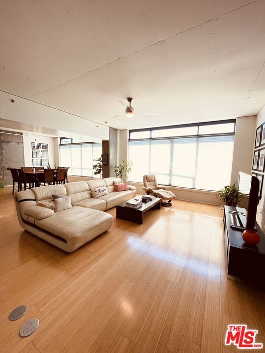 Foto del edificio - 1111 S Grand Ave