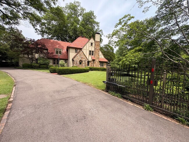 Foto del edificio - One Of Kind Home In Hedgemore Acres Subdivision! Gated! Landscaping Included! Over 5,000 Sq Ft! M...