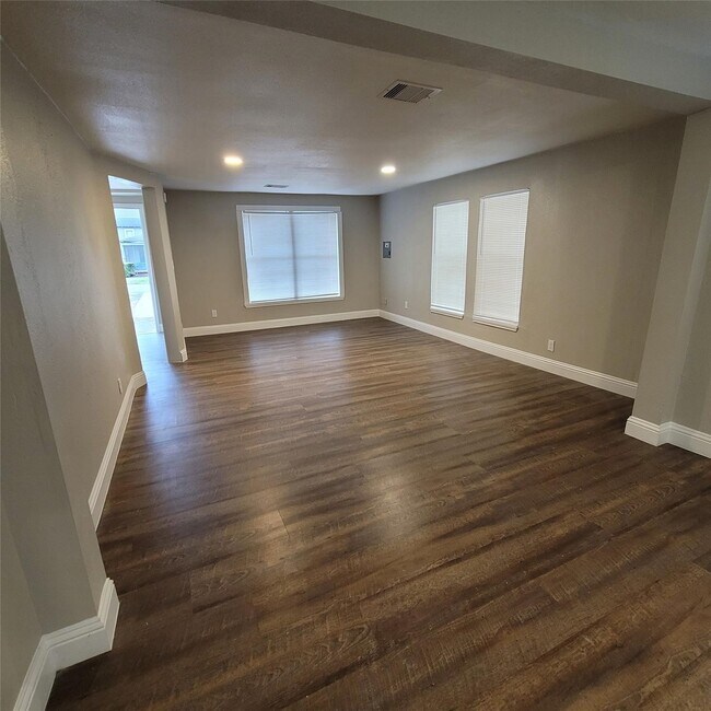 Foto del edificio - 6810 Bleker St