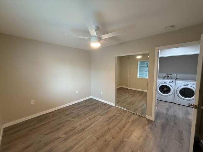 Foto del edificio - 5317-5319 West Falls VIew Dr.