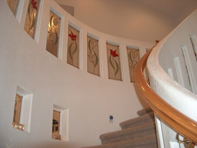 Foto del edificio - Centrally Located Custom Home each bedroom...