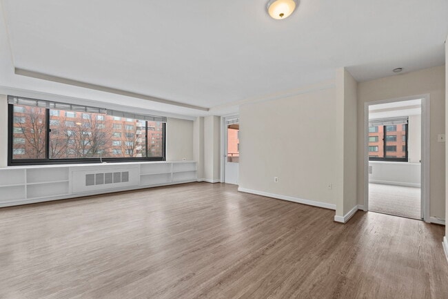 Main living area - 1011 Arlington Blvd