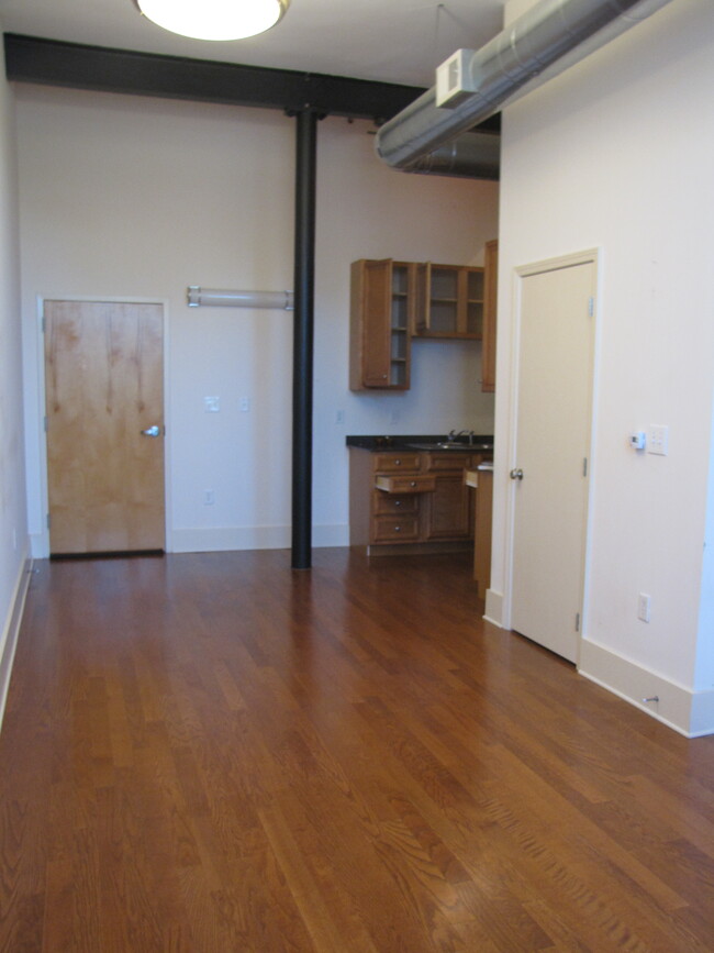 Building Photo - 140 E Glenwood Ave