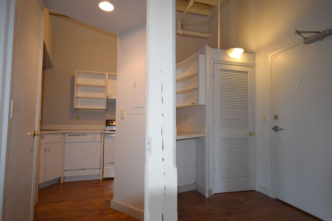 Building Photo - 313