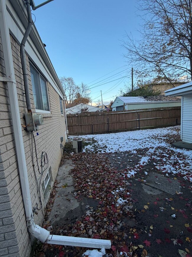 Foto del edificio - Charming Home in St. Clair Shores - PHOTOS COMING SOON