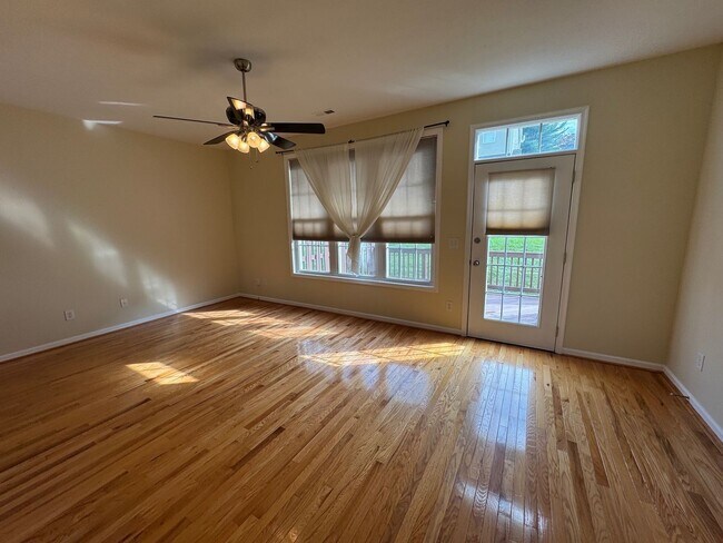 Foto del edificio - Taylor Spring Townhouse With Garage and Basement