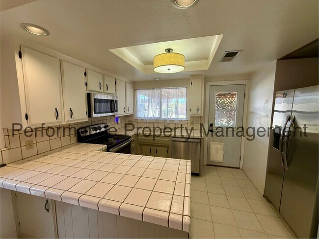 Foto del edificio - Stunning 3 Bed/2 Bath SW Bakersfield Home w/ RBP & $0 Deposit Option
