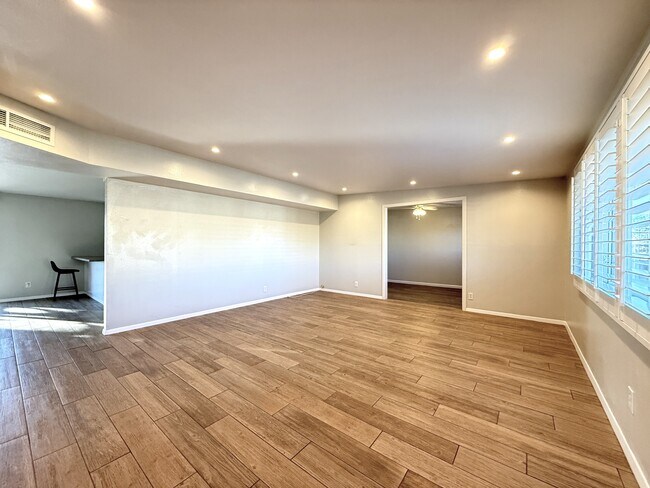 Foto del edificio - 10180 Saigon Dr