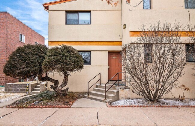 Building Photo - Live in A Spacious 1Br 1Ba Near DU! Vintag...