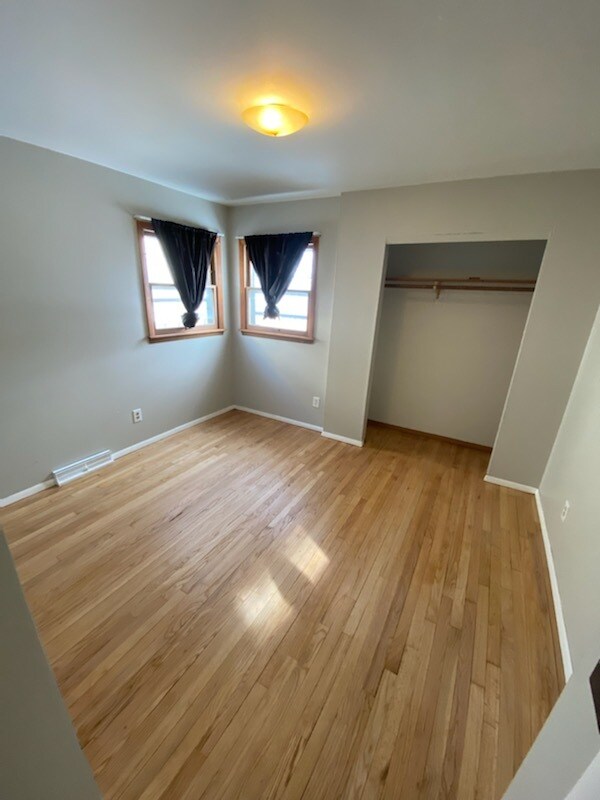 Foto del edificio - Beautiful 3 bedroom Milwaukee Lower Unit