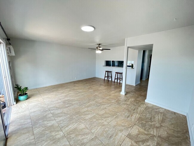 Foto del edificio - SECTION 8 OK! 2 level townhouse 3 Bedroom, 1 Bathroom Unit With 1 Parking Stall Available Now!