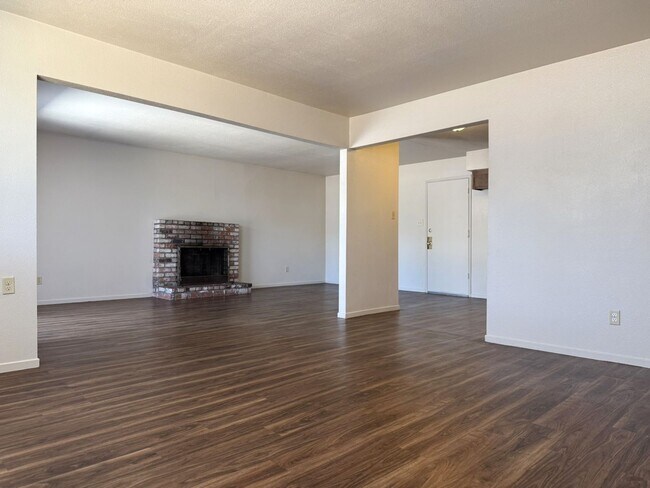 Foto del edificio - Available NOW!