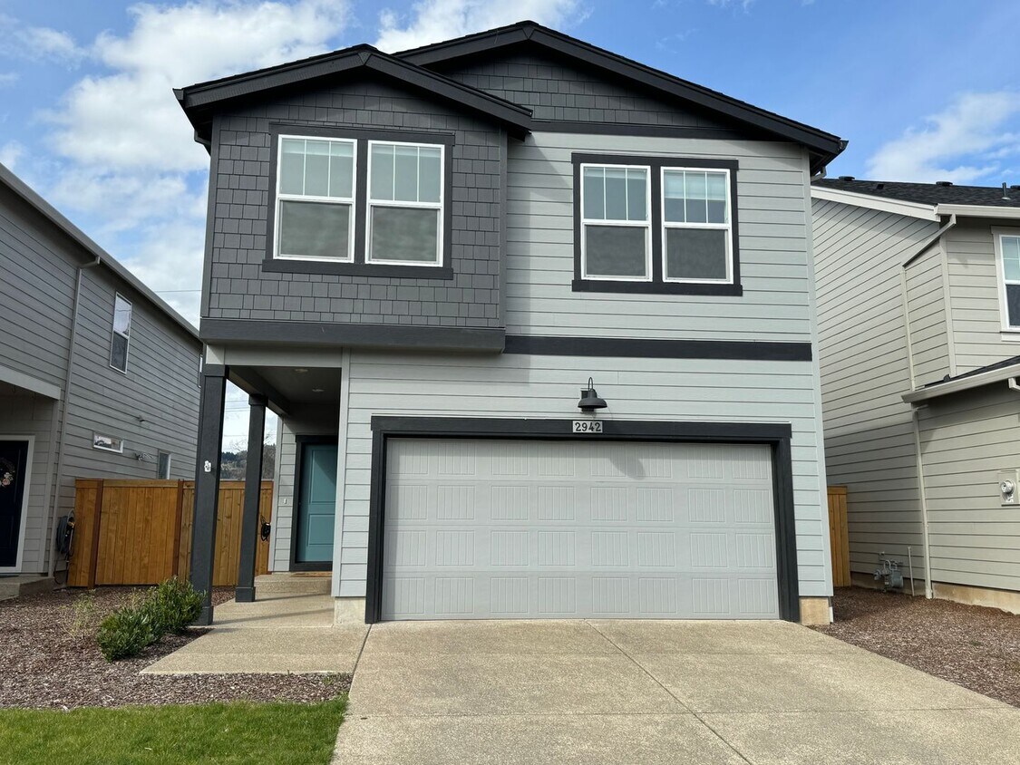 Foto principal - 4 bedroom 2.5 bathroom almost-new house in...