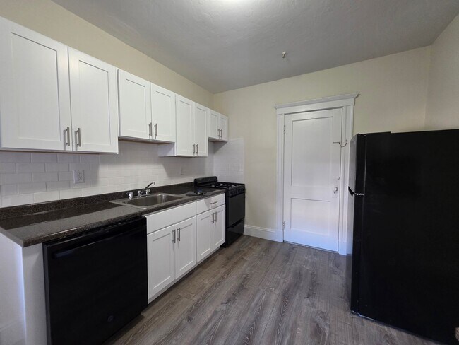 Foto del edificio - No Brokers Fee, No Security Deposit, Heat,...