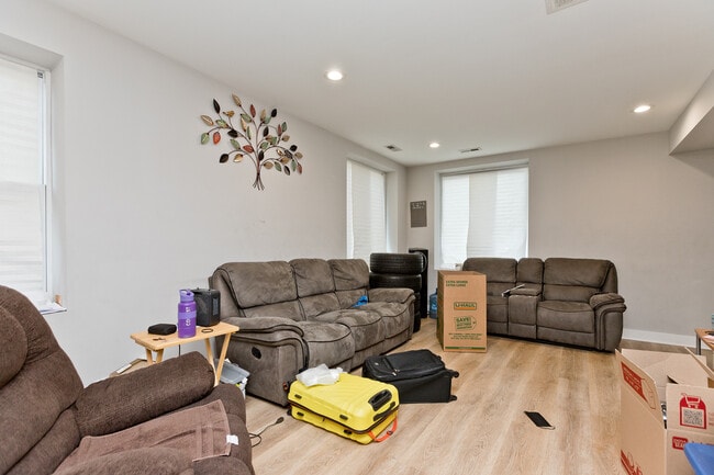 Foto del edificio - 3701 W Diversey Ave