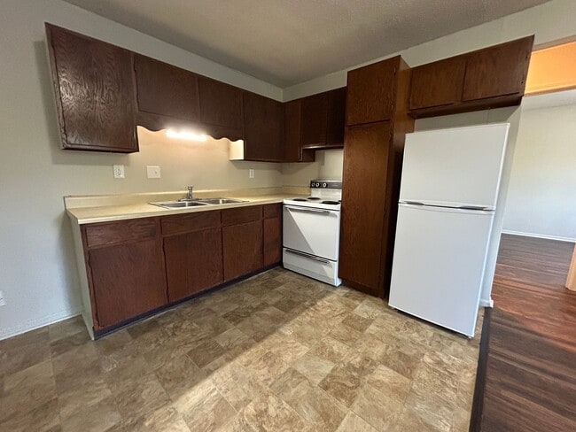 Building Photo - 1 Bedroom, 1 Bath Apartment at the Brooksi...