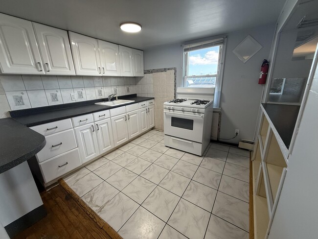 Building Photo - 170 Custer Ave