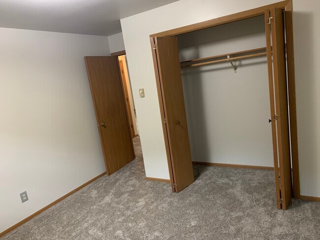 Building Photo - Iowa Ave