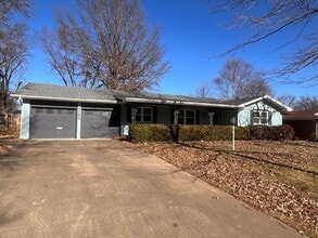 Building Photo - 2155 E Ridgewood Dr