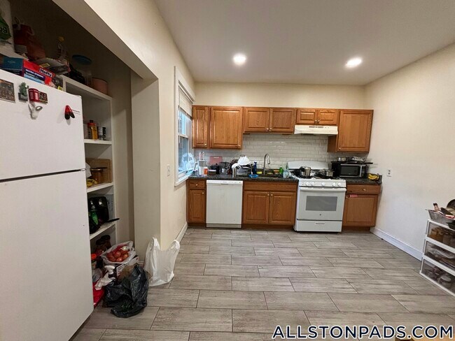 Building Photo - 194 Kelton St