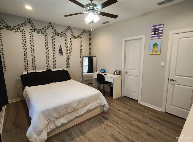 Building Photo - 11 N Soñador Dr