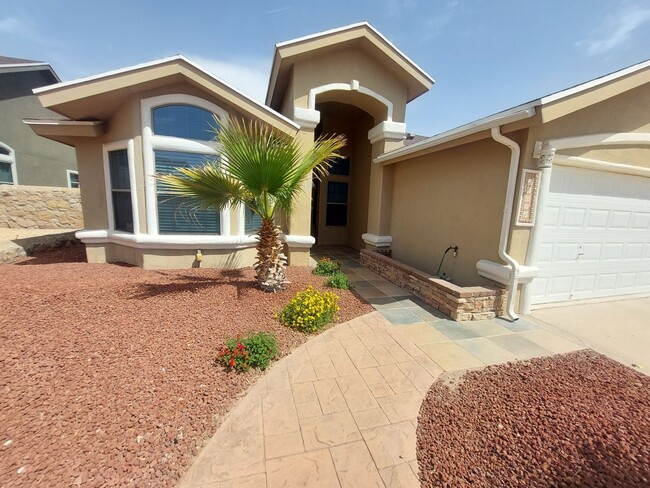 Building Photo - 4 BEDROOM 2 BATHROOM HOME 3 CAR GARAGE HOM...