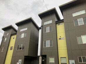 Building Photo - 562-564 E 15th Alley