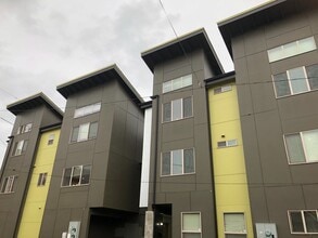 Building Photo - 562-564 E 15th Alley