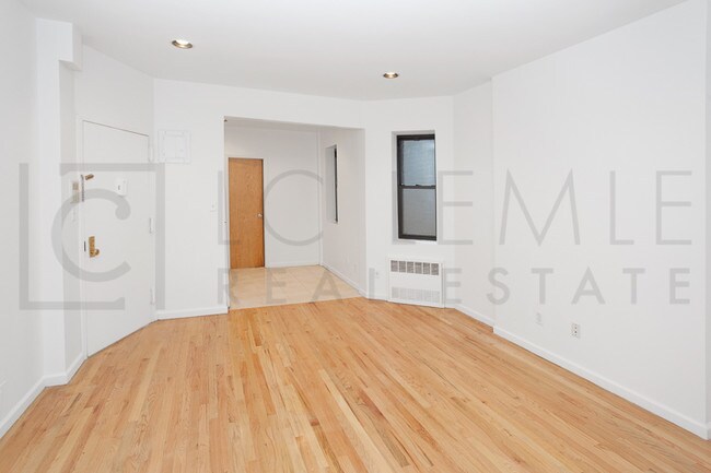 Building Photo - 1592 2nd Ave