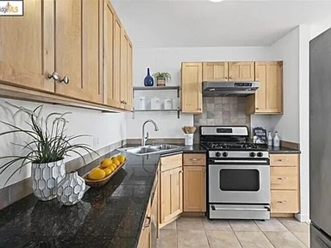 Foto del edificio - 2 Bedroom Condo in Oakland